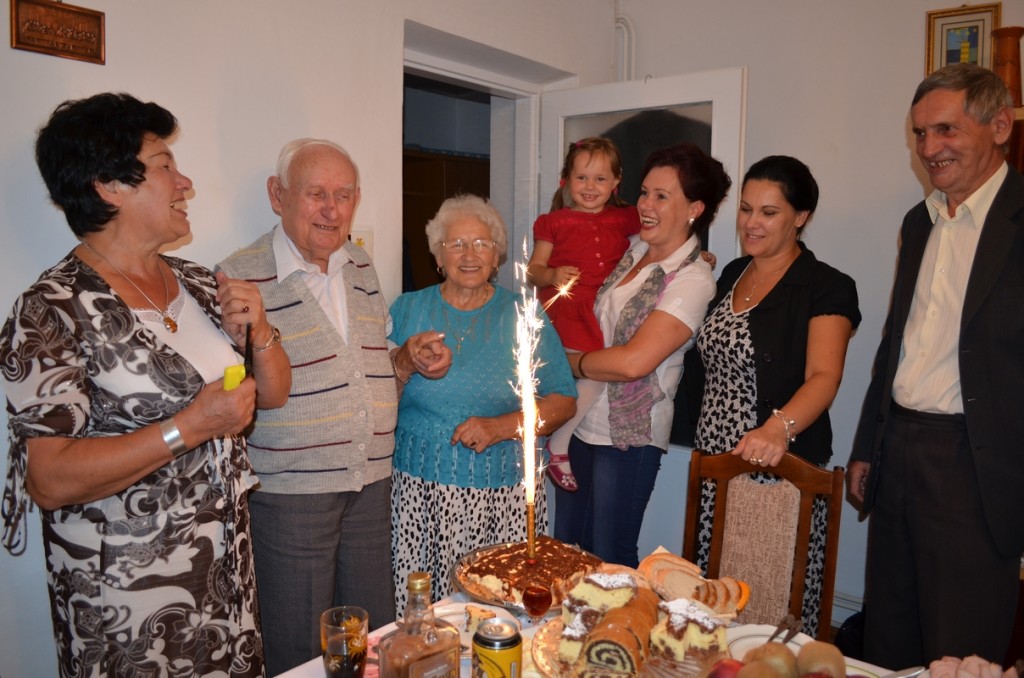 Zdjęcie z września 2013 roku: Moje 90-te urodziny, razem z córką, wnuczkami i prawnuczką.