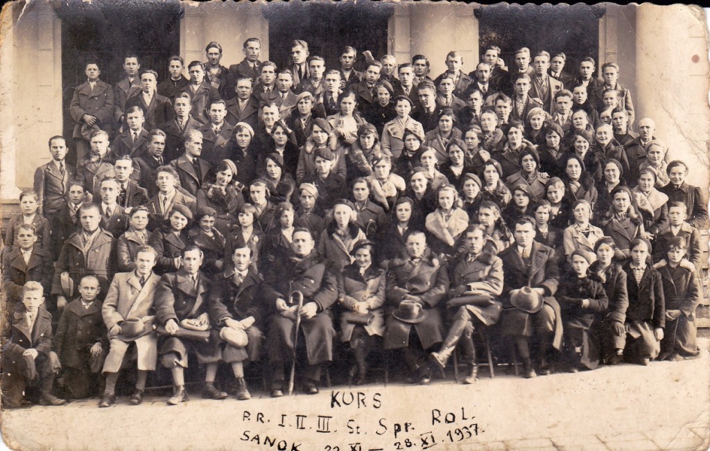 Zdjęcie z roku 1937: u dołu od lewej, drugi z kolei to ja (miałem wówczas lat 14), wyżej zaraz za mną stoi mój kuzyn Józef Paszkiewicz.