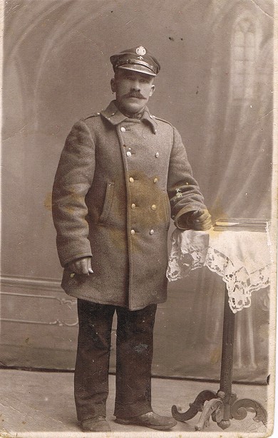 Pan Jan Biega w magistrackim uniformie.