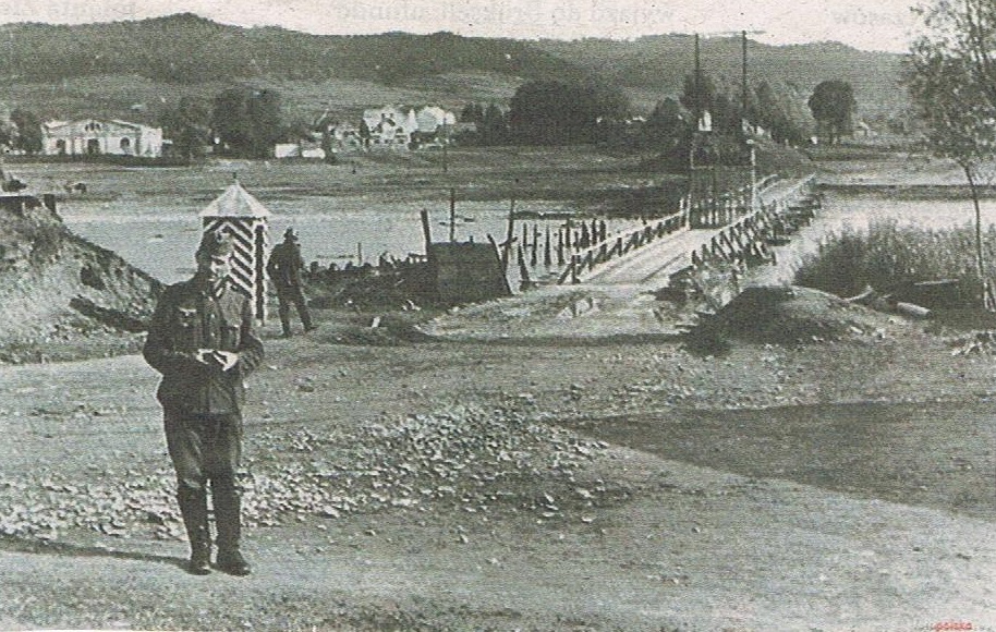 Posterunek straży granicznej niemieckiej po stronie miasta, w oddali Olchowce, należące do Związku Radzieckiego, widoczna na moście przegroda.
