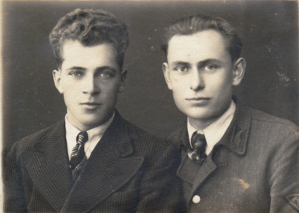Zdjęcie pochodzi z roku 1943: od lewej Eugeniusz Paszkiewicz i Roman Biega.