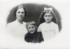 Na zdjęciu od lewej: Ludwika Biega (moja babcia), Genowefa Biega i Józefa Biega (moje siostry).