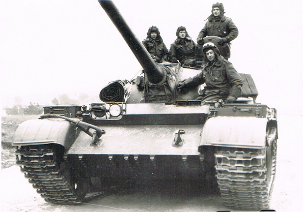 Załoga „mojego” czołgu. Od lewej: ładowniczy, działonowy, dowódca czołgu, niżej kierowca mechanik. 