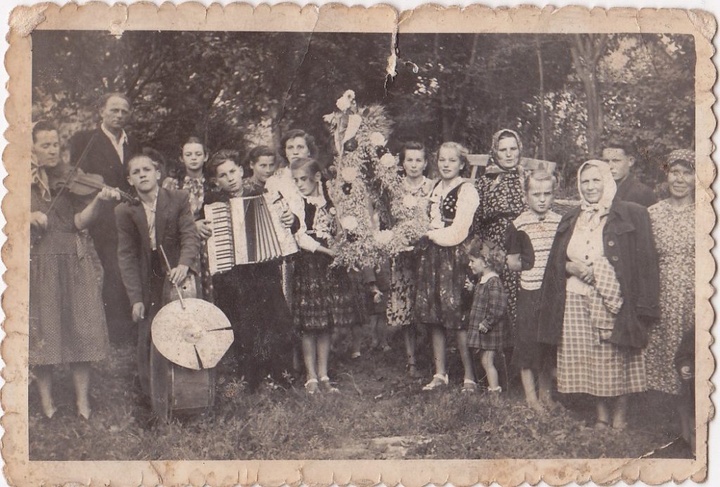 Pierwsza połowa lat 50-tych. Wieniec niosą dziewczyny z Międzybrodzia. Na skrzypcach gra Aniela, a na akordeonie Henryk Paszkiewicz, a na bębnie Bolesław Biega. 